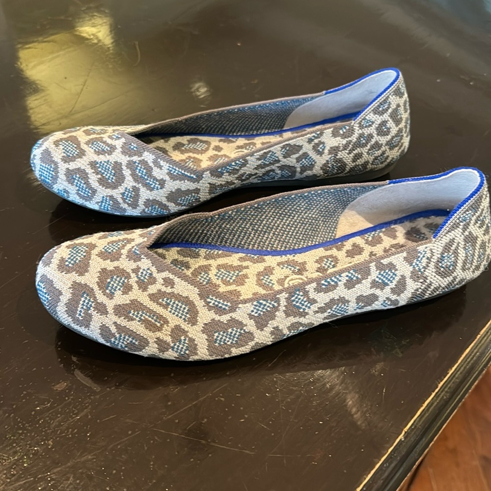 Super comfortable pair of Rothy’s flats in a gray and blue  animal print.